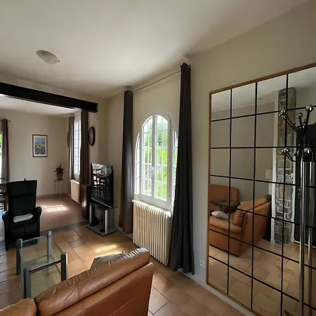 In St Denis With Pool & Pyrenees View Tatil Evi