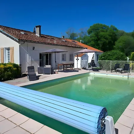 In St Denis With Pool & Pyrenees View Semesterbostad *