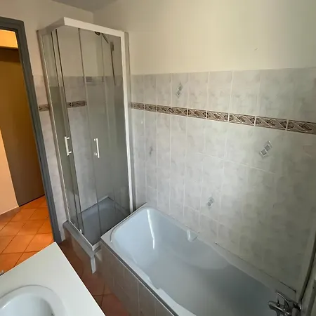 In St Denis With Pool & Pyrenees View Tatil Evi