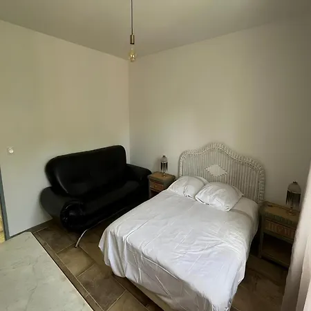 In St Denis With Pool & Pyrenees View Semesterbostad *