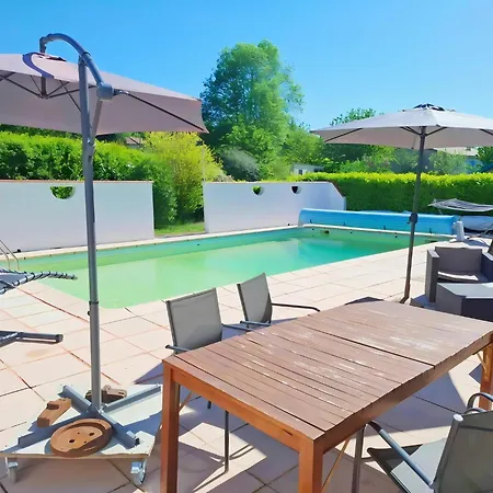 In St Denis With Pool & Pyrenees View Сasa de vacaciones
