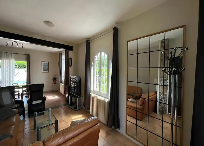 In St Denis With Pool & Pyrenees View Semesterbostad