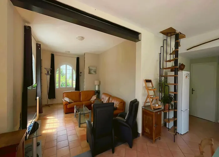 In St Denis With Pool & Pyrenees View Semesterbostad *