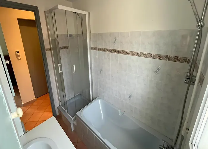 In St Denis With Pool & Pyrenees View Semesterbostad