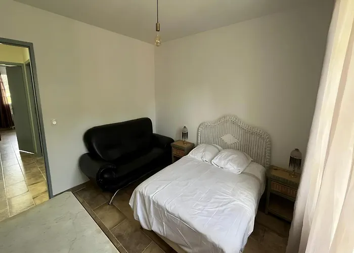 In St Denis With Pool & Pyrenees View Semesterbostad *