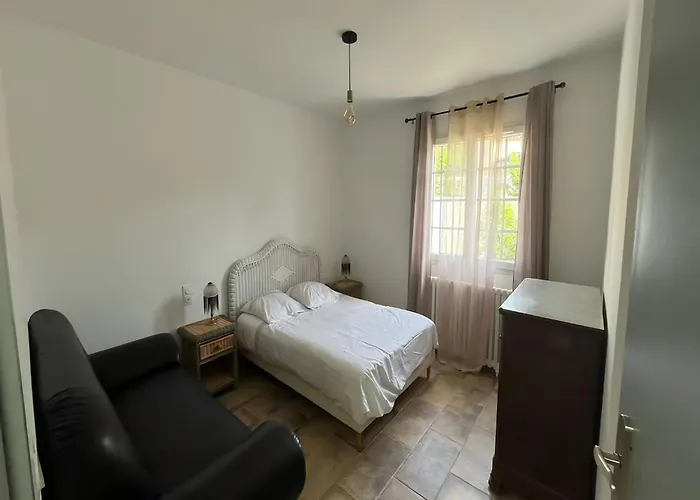 Semesterbostad In St Denis With Pool & Pyrenees View