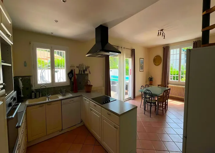 Semesterbostad In St Denis With Pool & Pyrenees View *